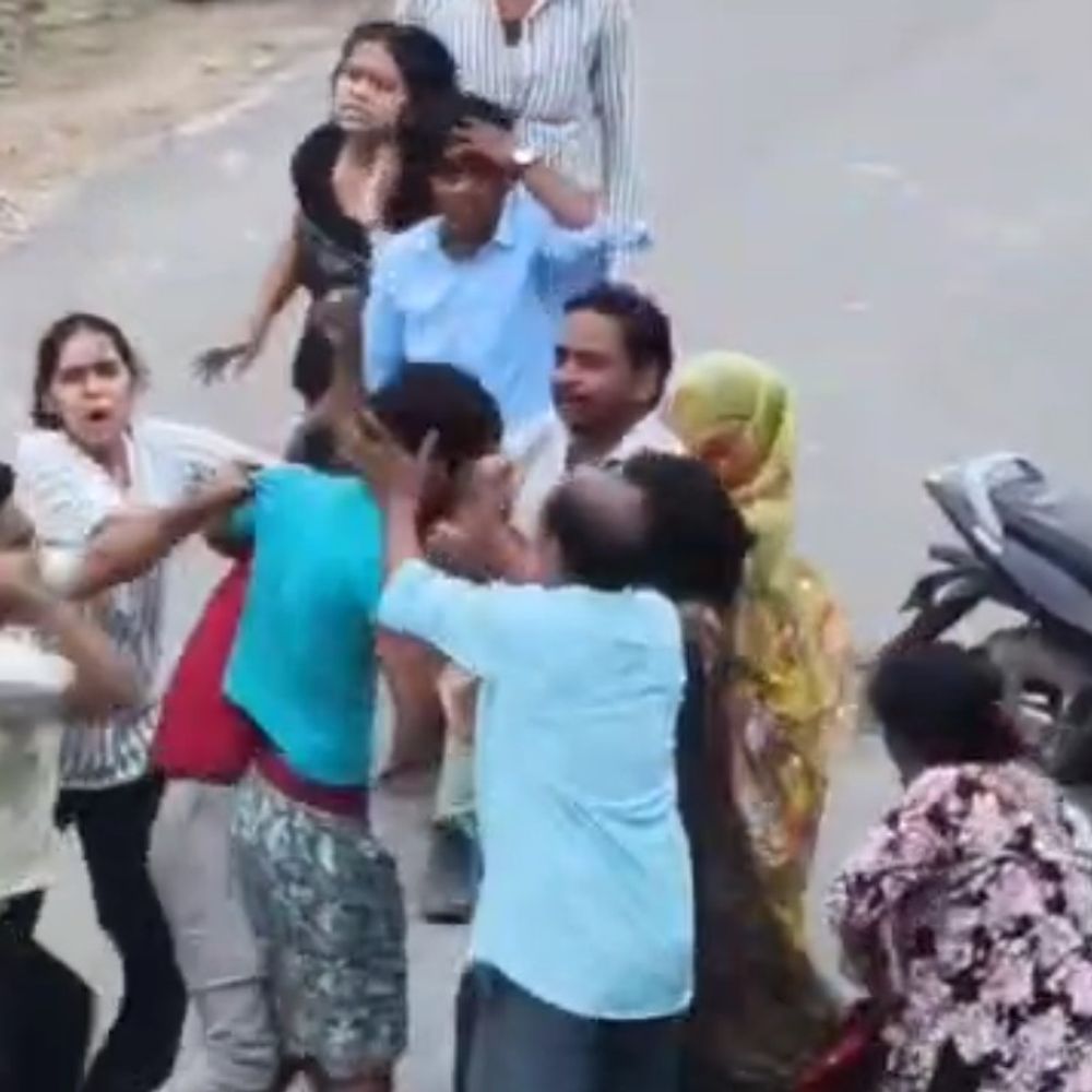 पड़ोसियों ने मां-बेटे को पीटा, VIDEO:गाली-गलौज का विरोध करने पर 7 लोगों ने लाठी-डंडों से किया हमला, FIR