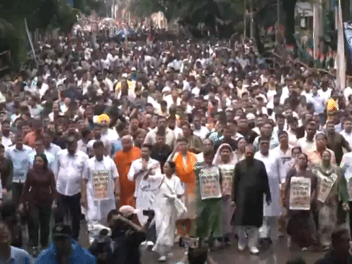बंगालियों से भेदभाव पर ममता का पैदल मार्च:कहा-BJP बंगाली बोलने वालों को परेशान कर रही; सुवेंदु बोले- ये अवैध घुसपैठियों को बचाने की कोशिश