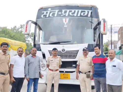 महाराष्ट्र में कपल ने चलती बस से नवजात को फेंका:कुछ मिनट पहले बस में ही डिलीवरी हुई थी; कहा- पाल नहीं सकते थे इसलिए मार डाला