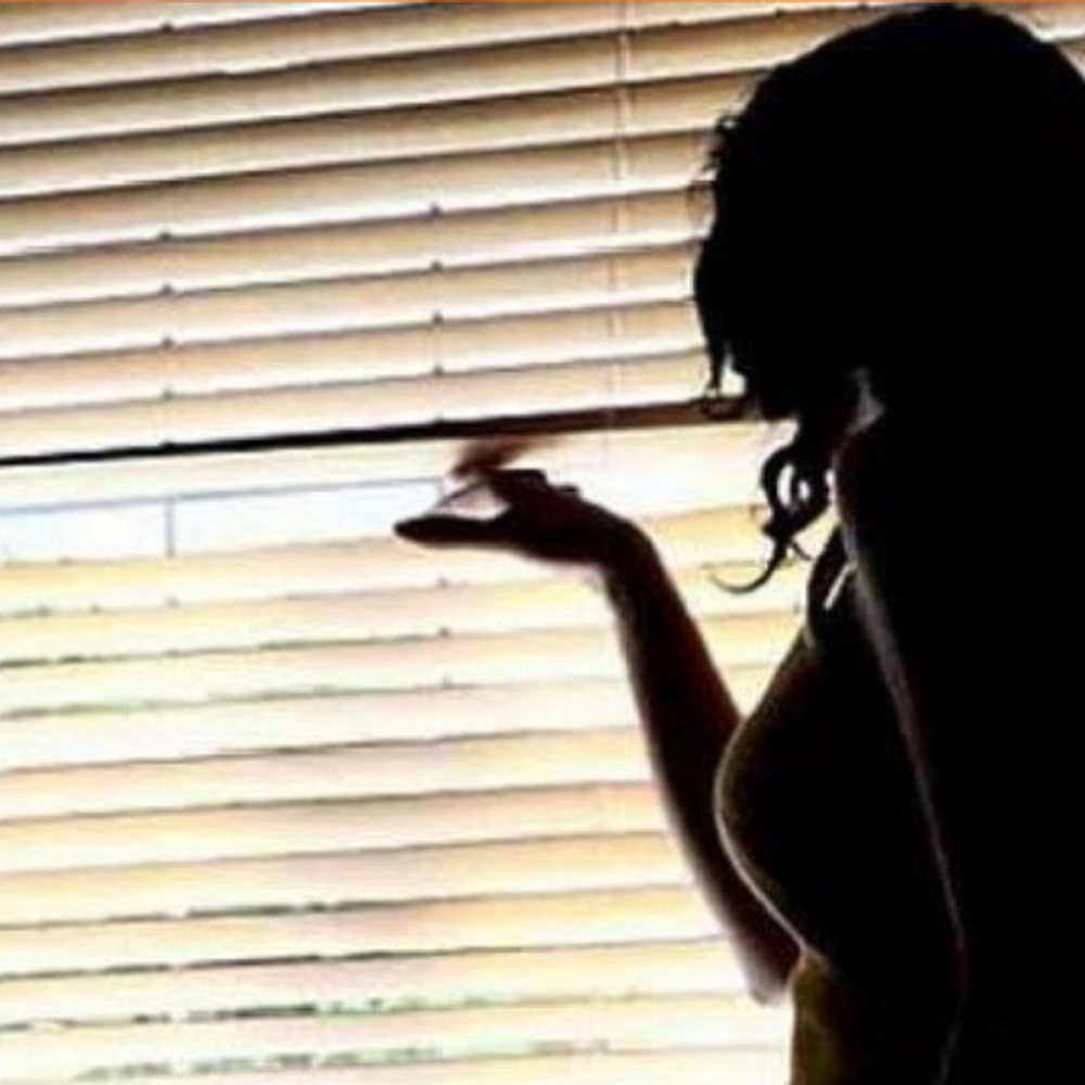 महाराष्ट्र में महिला ने पुलिस अधिकारियों को हनीट्रैप में फंसाया:रेप के आरोपों की धमकी देकर ₹40-40 लाख लूटे; बड़े सरकारी अफसर निशाने पर थे