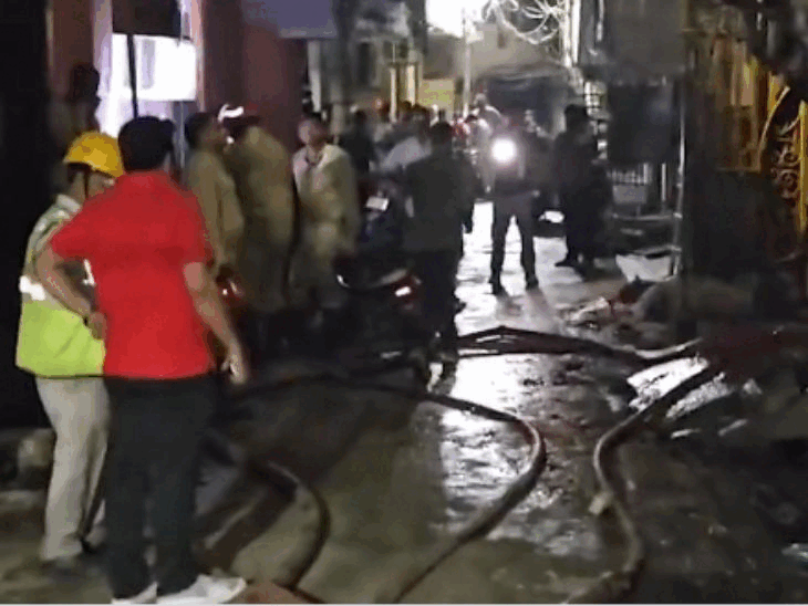 दिल्ली के जगतपुरी में आग, 2 लोगों की मौत:दो घायल, 6 लोगों को बचाया गया; पड़ोसी बोला- घर में पावर बैंक की फैक्ट्री थी