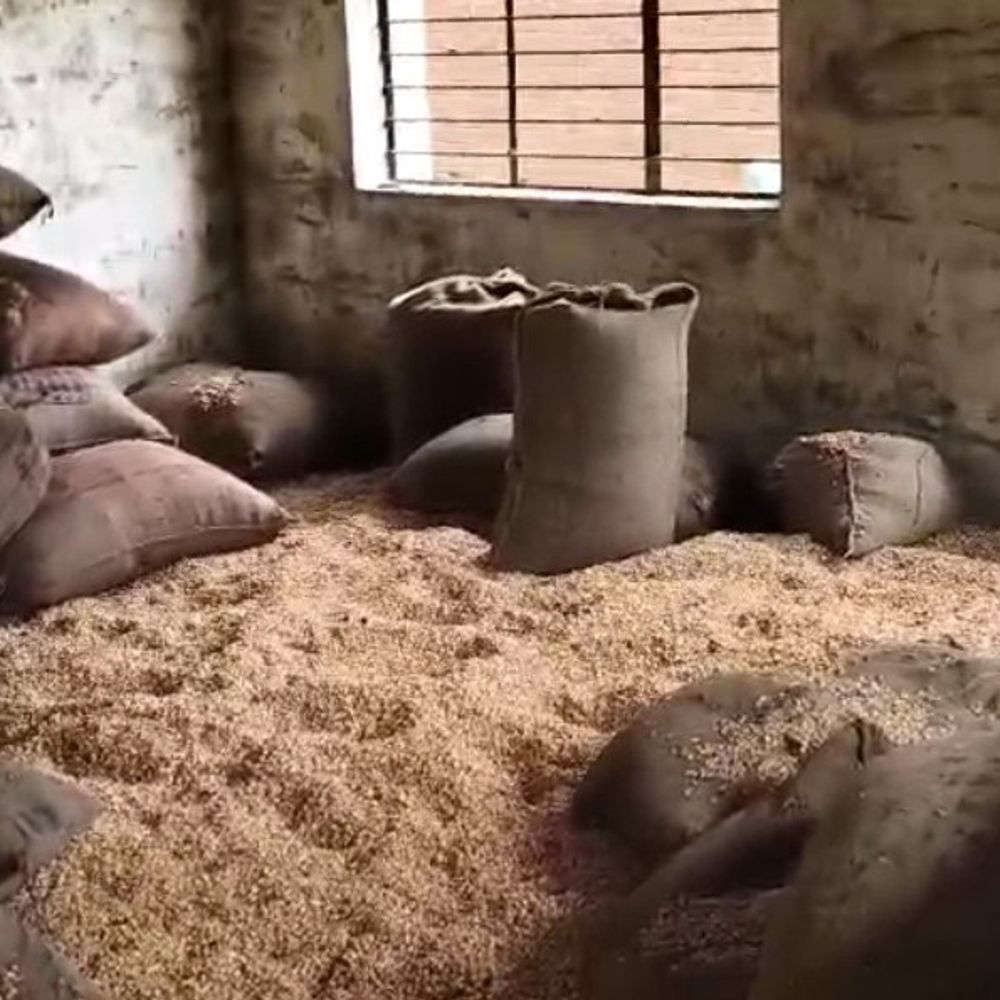 13 साल से अधूरा आंगनबाड़ी भवन बना गोदाम:कोंडागांव में किराए के मकान में पढ़ रहे बच्चे, छोटे कमरे में बच्चों का बैठना भी मुश्किल