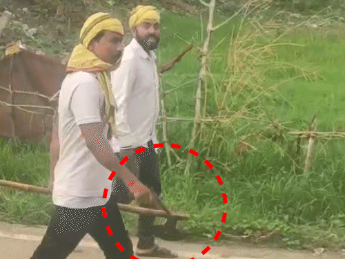 रोहतास में जमीन विवाद में 12 राउंड फायरिंग; VIDEO:2 पक्षों में खेत जोतने पर विवाद, लाठी-डंडे से की मारपीट, 3 लोग ​​​​​​​​​​​​​​हिरासत में