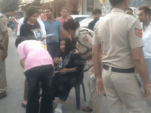 सड़क पर गिरी महिला की पुलिस कमिश्नर ने की मदद,VIDEO:सोनीपत में स्कूटी फिसली, ममता सिंह ने खुद उठाया-पानी पिलाया, हॉस्पिटल भिजवाया