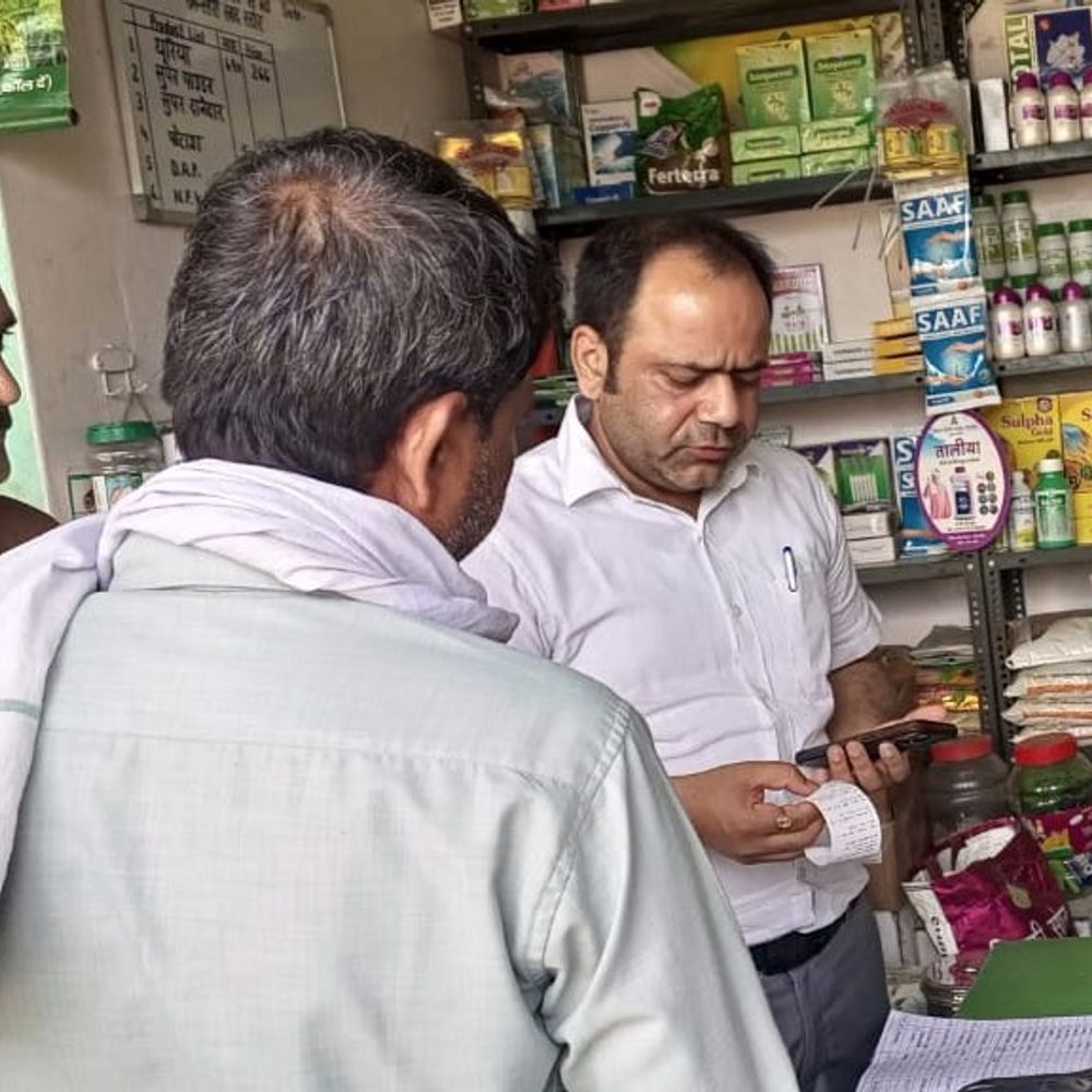 लखीमपुर में खाद दुकानों पर कार्रवाई:एक दुकान सील, एक का लाइसेंस निलंबित, कई को नोटिस