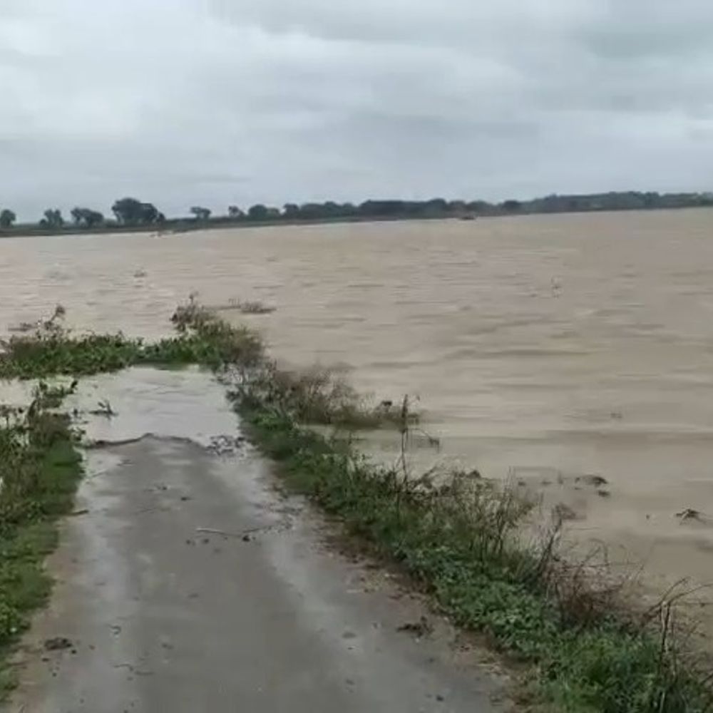 गाजीपुर में गंगा का जलस्तर स्थिर:चेतावनी बिंदु के करीब 62.070 मीटर पर रुका, खतरे का निशान 63.105 मीटर