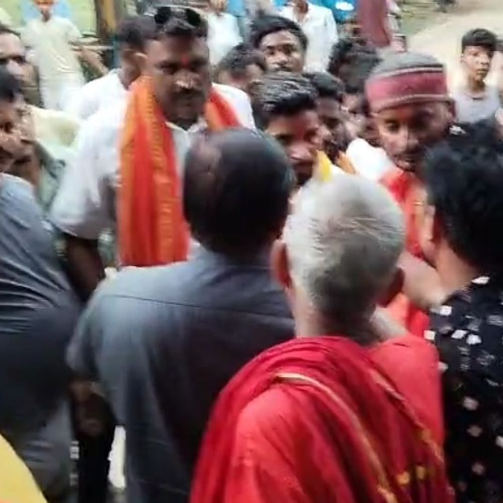 मंदिर के पास दुकानें हटाने पर विवाद:हिंदू संगठनों और मंदिर समिति में टकराव, पुलिस ने कराया समझौता