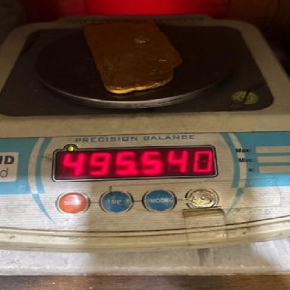 अमृतसर एयरपोर्ट पर कस्टम ने 1 करोड़ का सोना पकड़ा:दो पैसेंजर अरेस्ट; इंडिगो की फ्लाइट में कोलकाता से आए थे