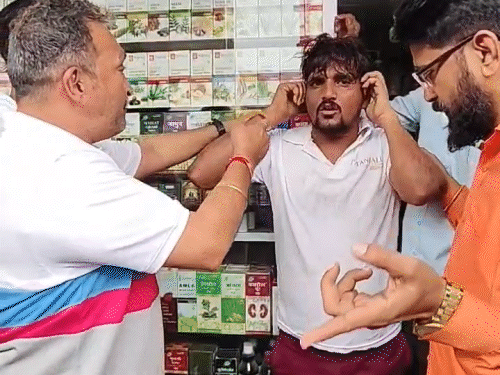 MNS कार्यकर्ताओं ने मुंबई में दुकानदार से मारपीट की:इलाके में घुमाया, माफी मंगवाई; मराठी लोगों पर आपत्तिजनक पोस्ट की थी