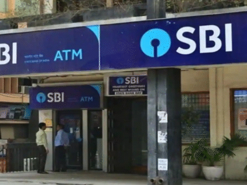 SBI ने फिर FD की ब्याज दरों में कटौती की:अब सामान्य नागरिकों को 6.45% तक का ब्याज मिलेगा, यहां देखें नई इंटरेस्ट रेट्स