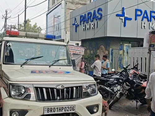 पटना के पारस हॉस्पिटल में घुसकर गैंगस्टर का मर्डर:10 हत्या के आरोपी को मारी 4 गोलियां; पप्पू यादव बोले-कोई सेफ नहीं, राष्ट्रपति शासन लगे