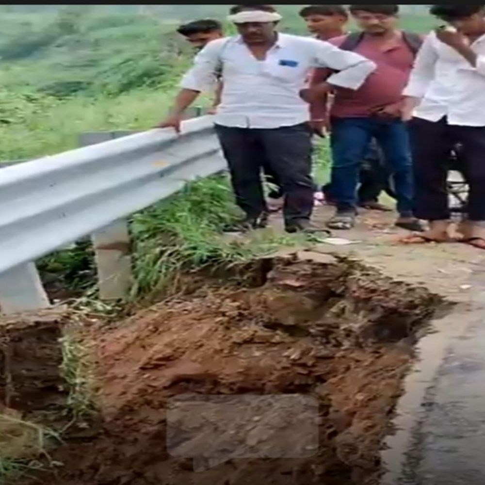 सुरंग के पास रोड टूटी, एक लेन बंद:भारी वाहनों से रोड टूटने का डर बना हुआ, चेतावनी बोर्ड लगाने टीम भेजी