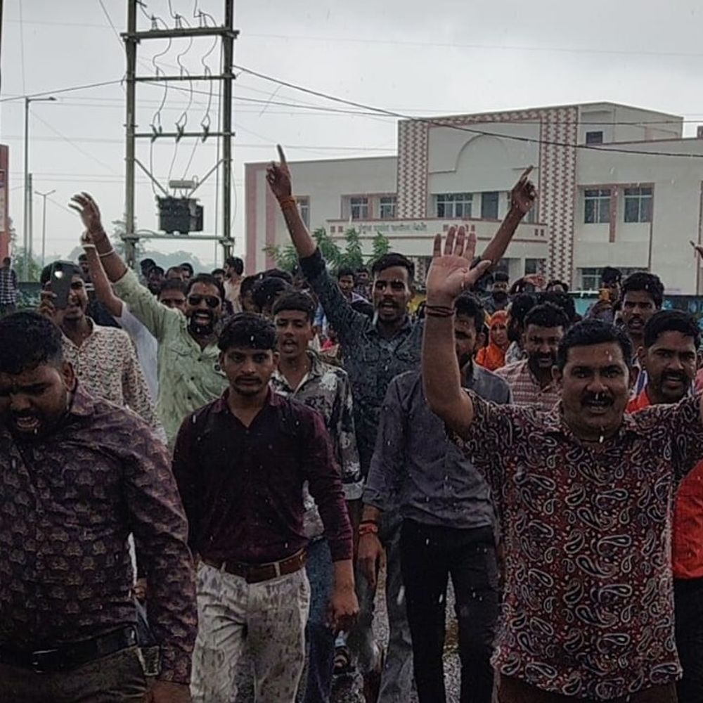 मंदसौर में करणी सेना परिवार का प्रदर्शन:हरदा में लाठीचार्ज के विरोध में रैली निकाली, मुख्यमंत्री के नाम सौंपा ज्ञापन