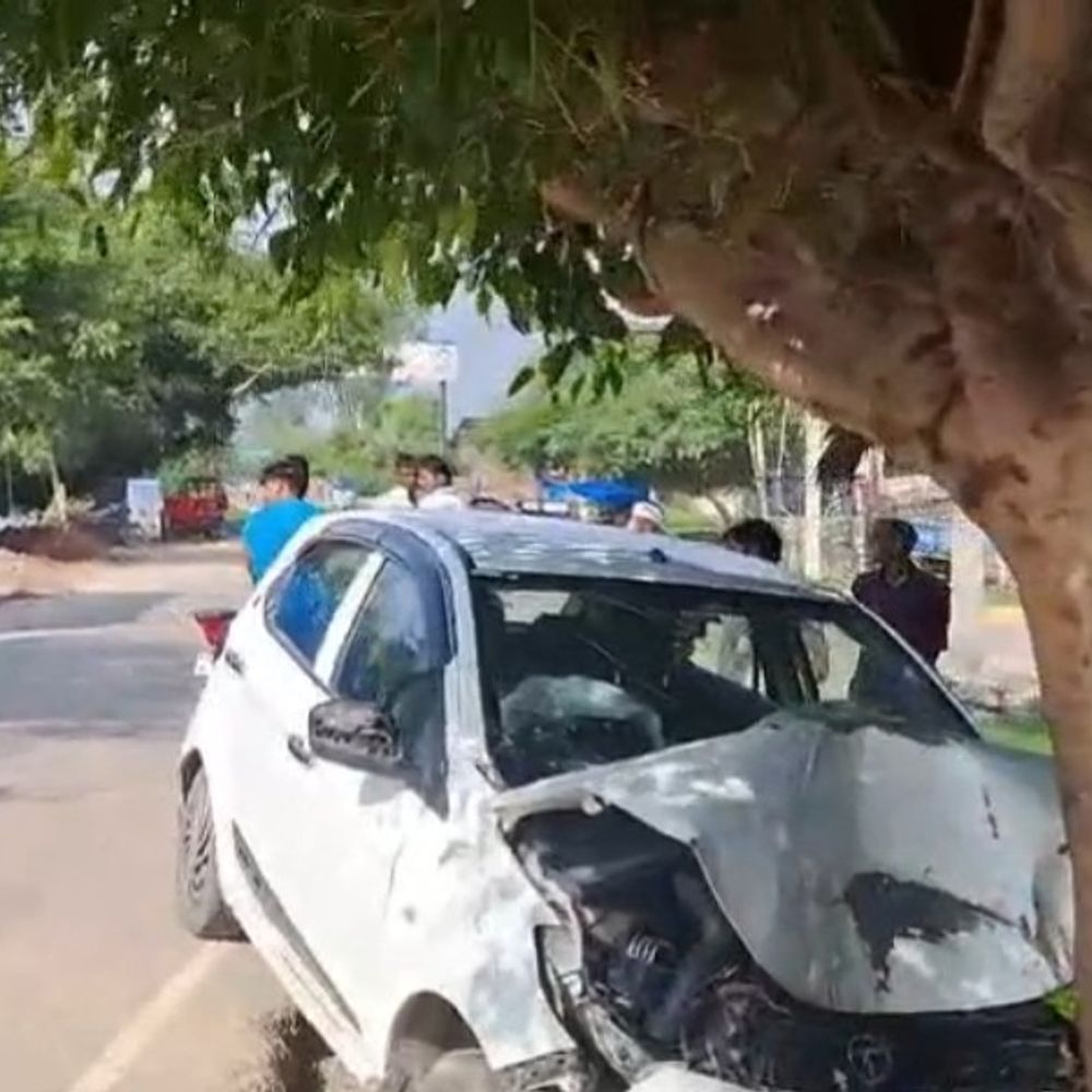 बदायूं में तेज रफ्तार कार पेड़ से टकराई:युवक की मौके पर मौत, दिन में घर से निकले थे, लौटते समय हादसा