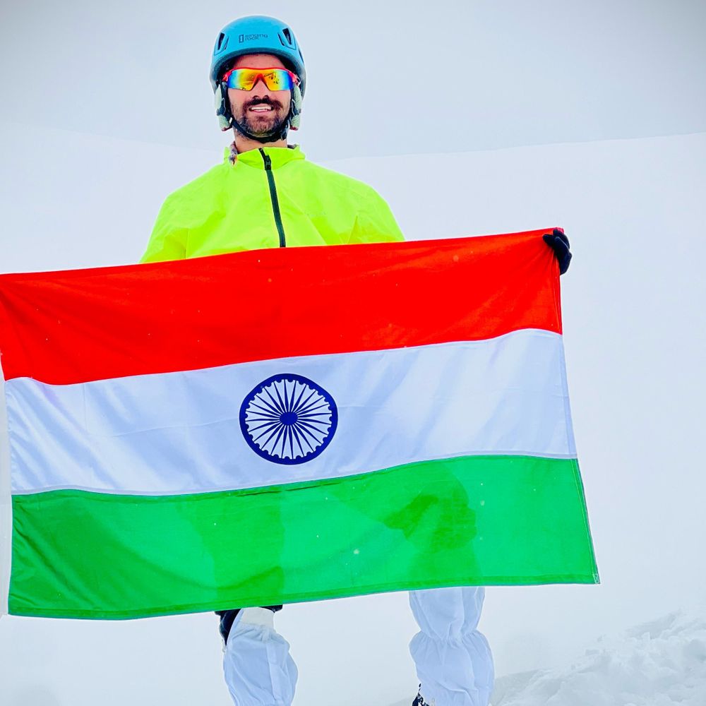 हमीरपुर के अरुण ने फतेह की लद्दाख की चोटी:6400 मीटर ऊंचाई पर फहराया तिरंगा, महाद्वीपों की सबसे ऊंची चोटियों को फतेह करना लक्ष्य