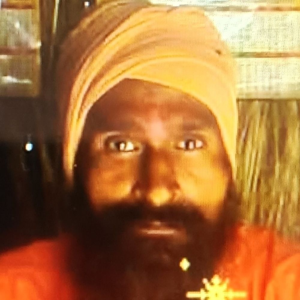 हाथरस में युवक की संदिग्ध मौत:पेड़ पर लटका मिला शव, साधु के रूप में रहते थे, हत्या का आरोप