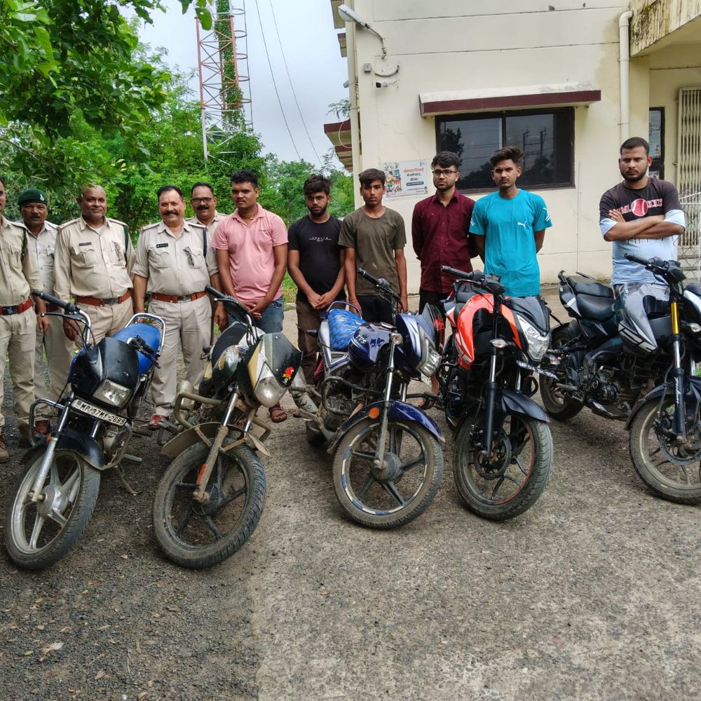दिगंबर वाटरफॉल पर प्रतिबंध के बावजूद पहुंचे सैलानी:5 बाइक पर चालान, एसडीएम बोले- जोखिम भरी जगहों पर न जाएं