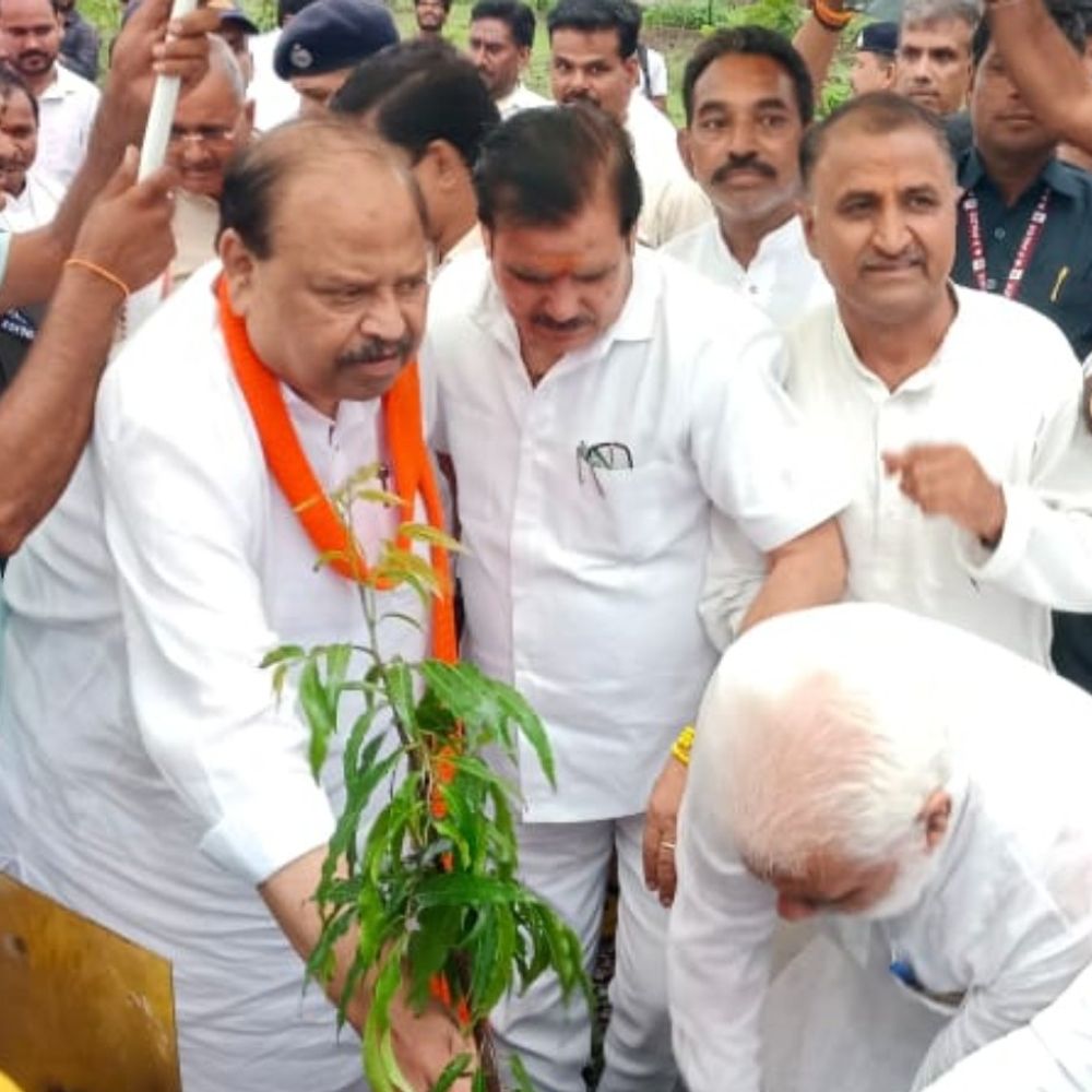 गोरखपुरा और गागोरनी में प्रभारी मंत्री ने लगाए पौधे:हर पेड़ को मां के नाम समर्पित करने का लिया संकल्प