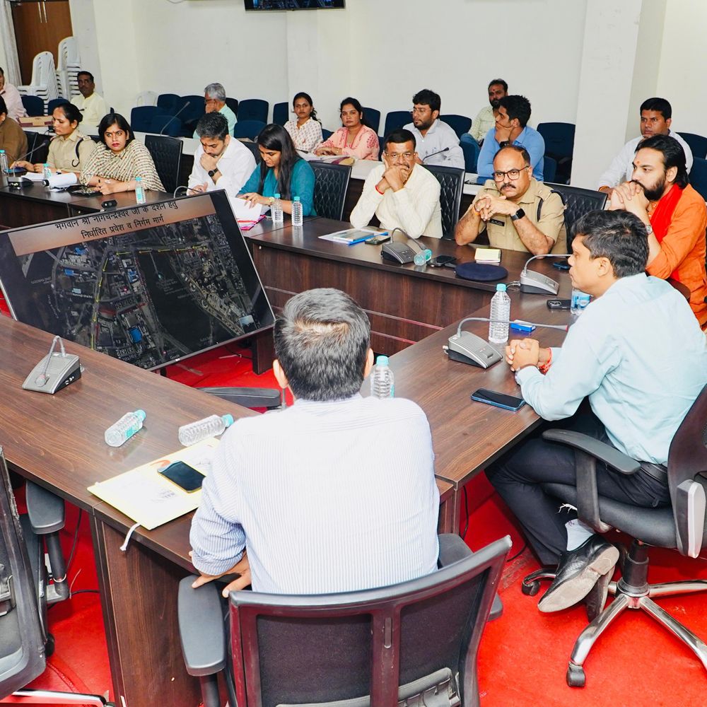 28 जुलाई रात से शुरू होंगे नागचंद्रेश्वर के दर्शन:महाकाल मंदिर में नागपंचमी पर उमड़ेगा श्रद्धालुओं का सैलाब; कलेक्टर ने की बैठक
