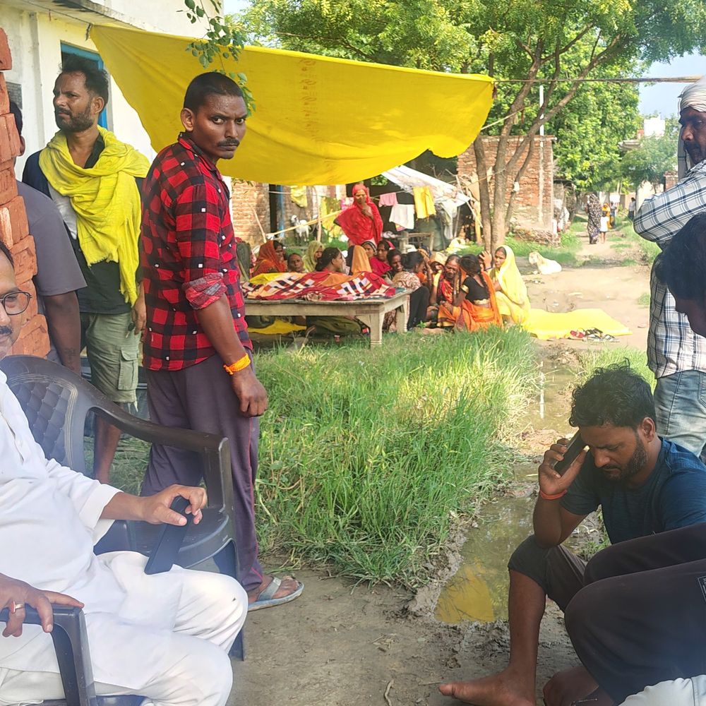 मऊ में छत से गिरकर व्यक्ति की मौत:परिजनों ने सुबह देखा, पुणे जाने की तैयारी कर रहा था व्यक्ति