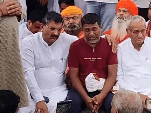 डीजे विवाद में परिजनों ने शव उठाया:हिसार में मंत्री कृष्ण बेदी धरने पर पहुंचे, FIR की कॉपी सौंपी, बोले- दोषियों को छोड़ेंगे नहीं