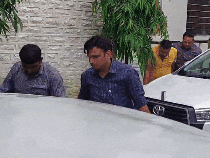 CBI ने नारकोटिक्स अधिकारी और दलाल को गिरफ्तार किया:किसान से 1 करोड़ मांगे थे, डोडा चूरा के केस में फंसाने की दी धमकी थी