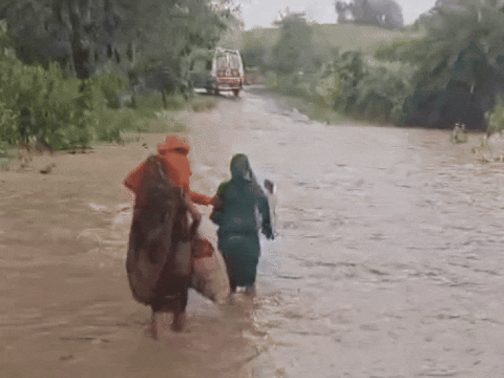 गर्भवती महिला की मदद नहीं की,​​​​​​​ एंबुलेंस-स्टाफ को मिली माफी:नरसिंहपुर में अफसर ने डांट कर छोड़ा, पुलिया पार नहीं ले गए थे गाड़ी