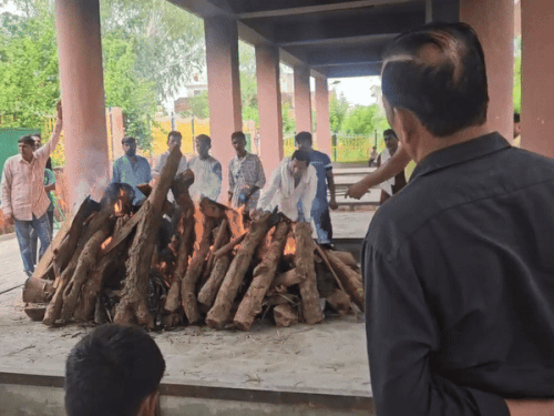 हिसार में 11 दिन बाद दलित युवक का अंतिम संस्कार:डीजे विवाद में हुई थी मौत; मंत्री कृष्ण बेदी धरने पर पहुंचे, FIR की कॉपी सौंपी