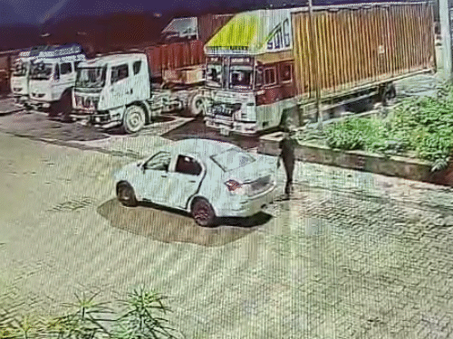 दुर्ग में 3 युवकों ने ट्रक से डीजल निकाले, VIDEO:पाइप की मदद से 1200 लीटर डीजल ड्रम में भरा; आरोपियों की तलाश जारी