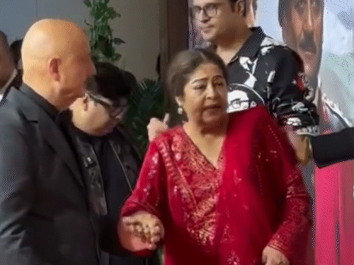 'तन्वी द ग्रेट' के प्रीमियर में पहुंचीं किरण खेर:पत्नी को संभालते नजर आए अनुपम खेर, फैंस ने हेल्थ को लेकर जताई चिंता