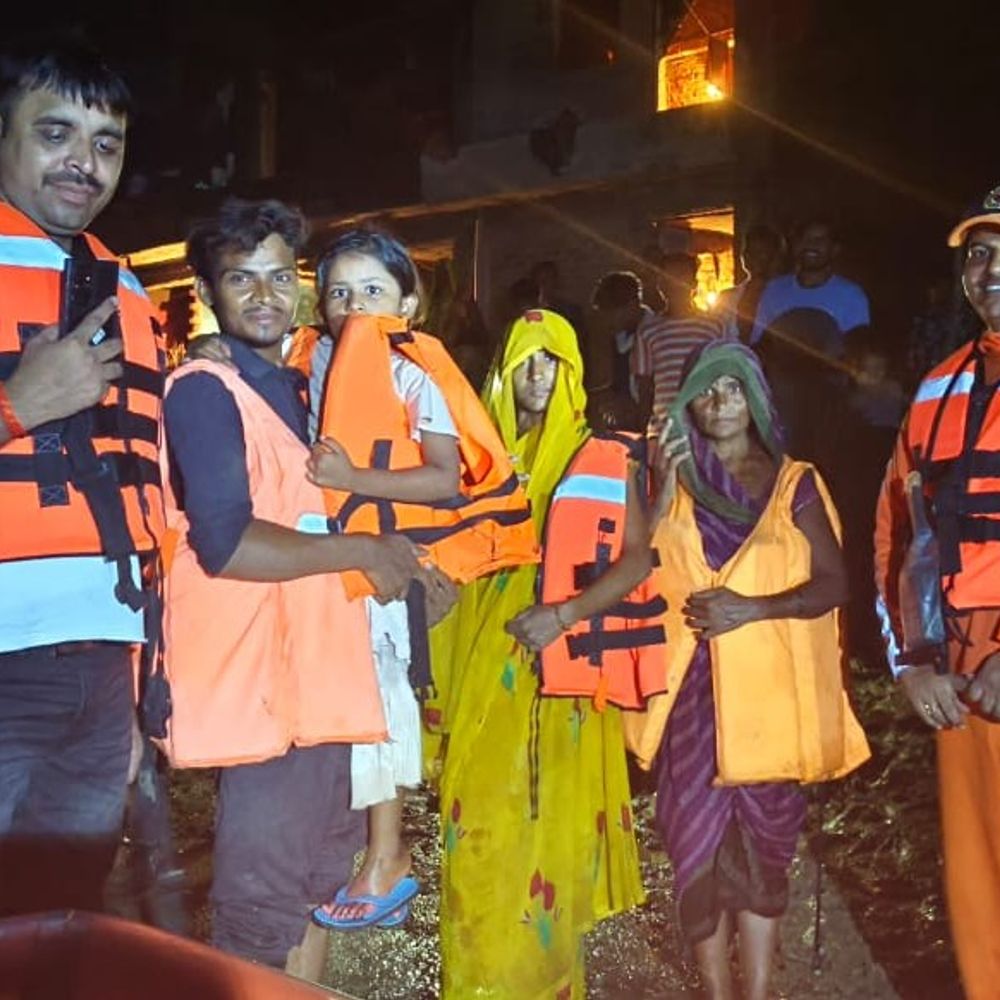रीवा के जवा में छत पर फंसे थे 13 लोग:7 घंटे चला रेस्क्यू ऑपरेशन, सभी सुरक्षित बाहर निकाले गए
