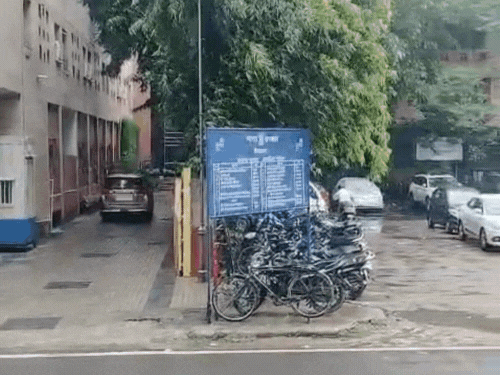 आगरा में फुहारों ने बनाया मौसम सुहाना:न्यूनतम तापमान में आई गिरावट, चल रही है तेज और ठंडी हवा