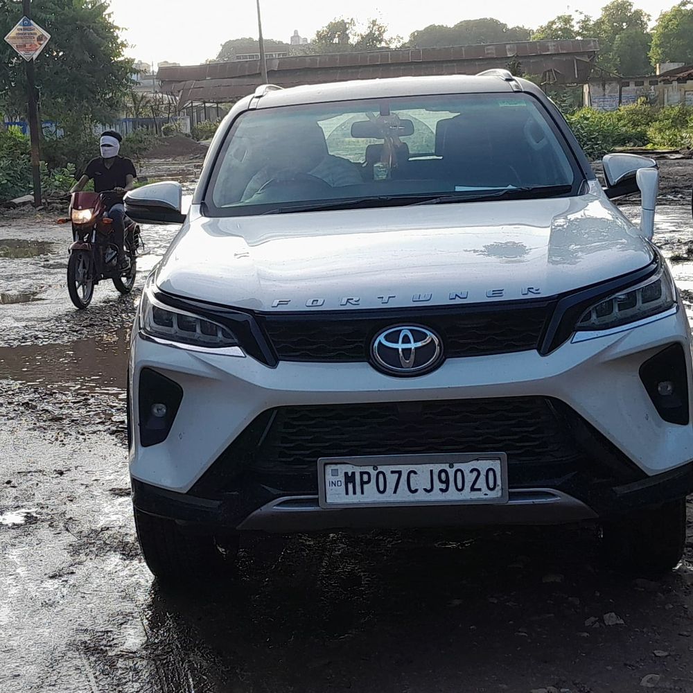 भिंड में फॉरच्यूनर से 6.50 लाख की चोरी:तेल व्यापारी से लड़की बोली- कार का टायर पंचर है, टायर बदलते समय नकदी गायब
