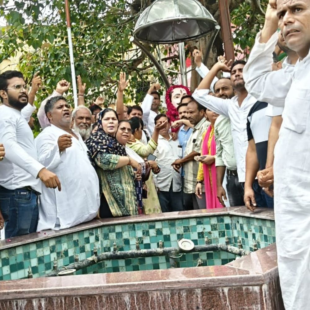 मेरठ में कांग्रेस कार्यकर्ताओं का पैदल मार्च:शहीद मंगल पांडे की प्रतिमा पर किया माल्यार्पण