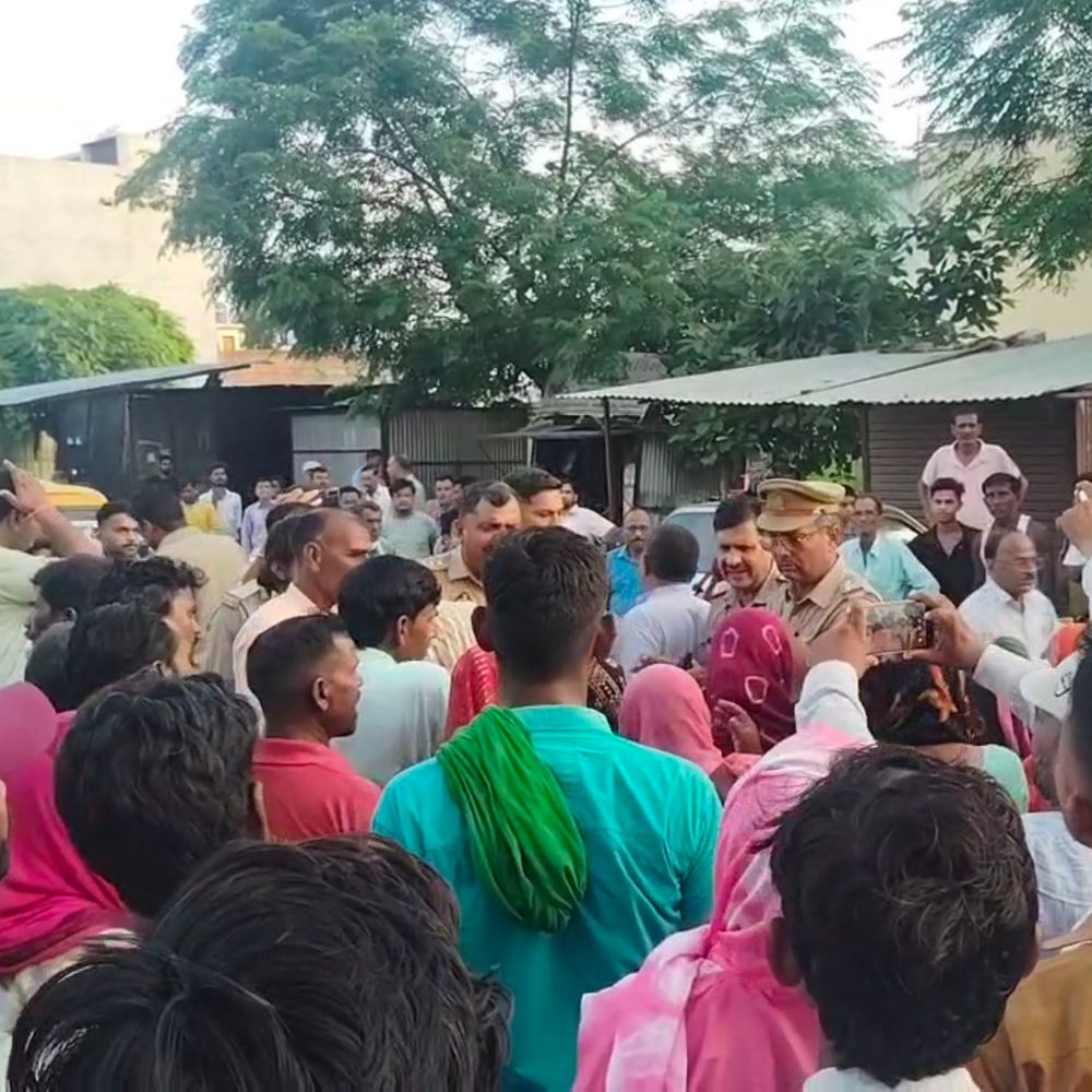 प्रसव के तीन दिन बाद महिला की मौत:बिजनौर में निजी अस्पताल पर लापरवाही का आरोप, परिजनों ने लगाया जाम