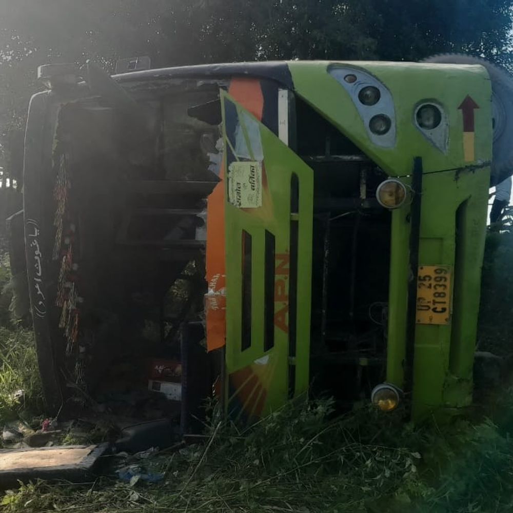 पीलीभीत में तेज रफ्तार रोडवेज बस तालाब में पलटी:चार घायल, चालक फरार; लापरवाह व्यवस्था पर उठे सवाल