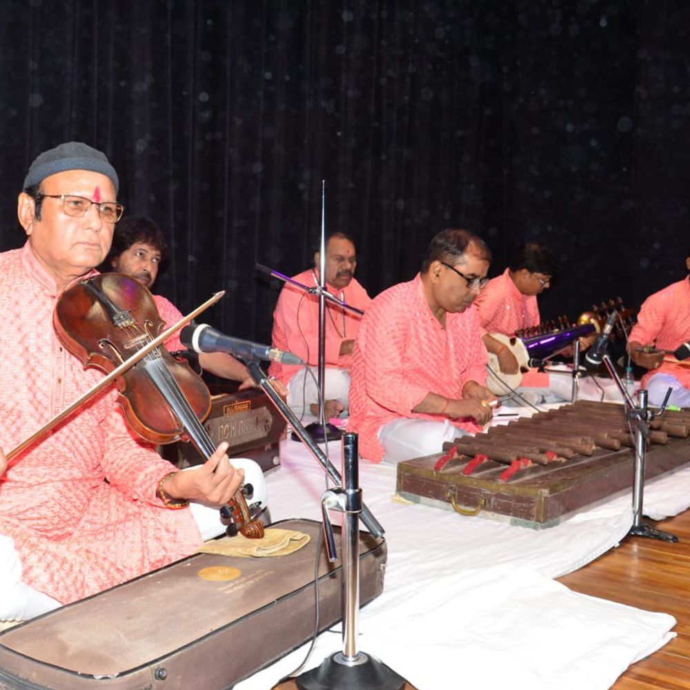 दिल्ली के मध्यप्रदेश भवन में मैहर बैंड की प्रस्तुति:सौरभ चौरसिया ने नलतरंग से लेकर सारंगी तक की धुनों पर झूमे लोग