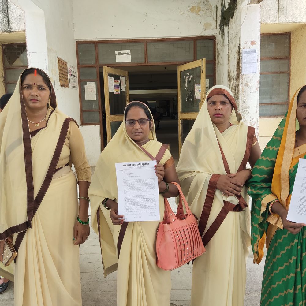 मऊ में आशा वर्कर्स की मुख्य मांग:न्यूनतम वेतन, बीमा और मृतक कर्मियों के परिवार को 20 लाख मुआवजा मिले