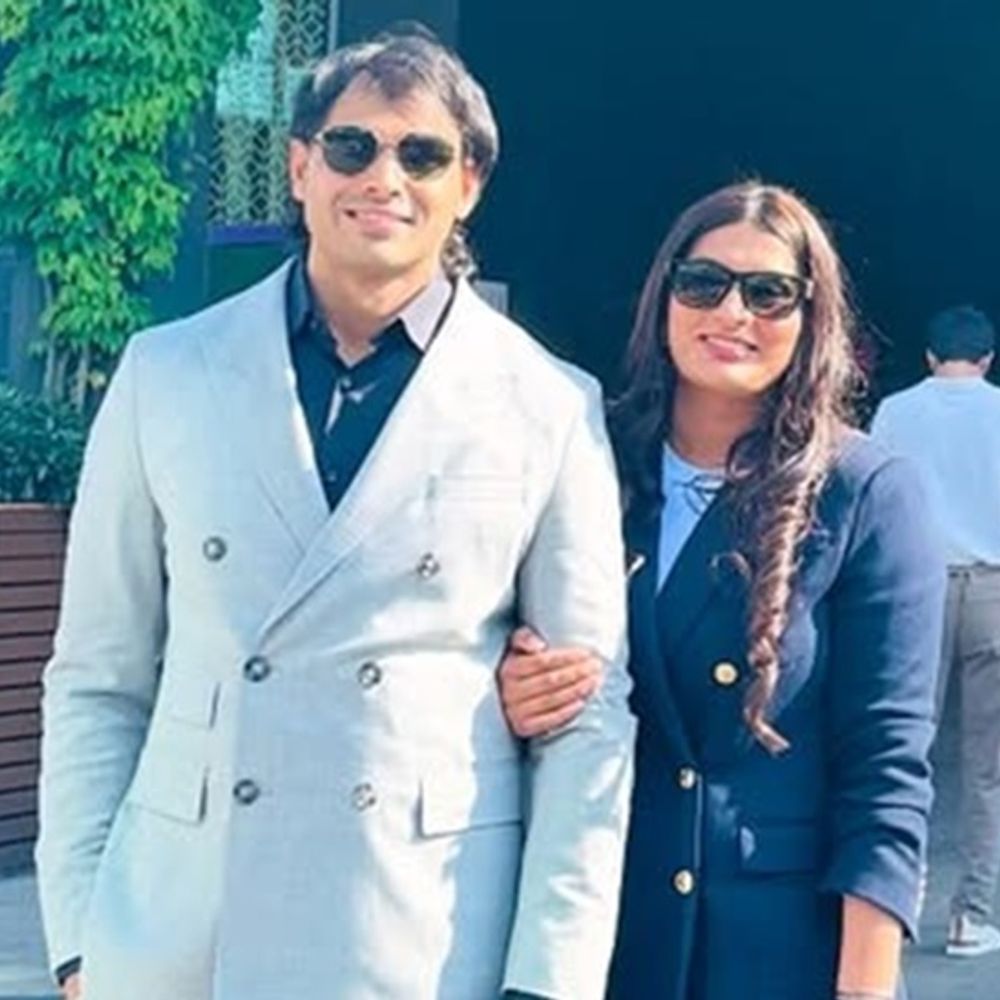 नीरज चोपड़ा शादी के बाद पहली बार पत्नी संग दिखे:तस्वीरें शेयर कीं, 13 घंटे में 2.60 लाख लाइक्स; 6 महीने पहले हुई थी मैरिज