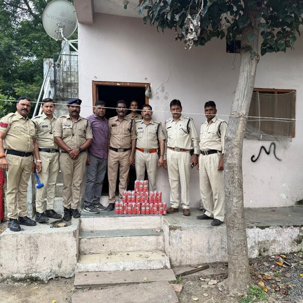 देवास में आबकारी विभाग ने तीन जगहों पर की छापेमारी:ढाई लाख के 72 कैन बियर और 2100 किलो महुआ लाहन जब्त; 8 केस दर्ज