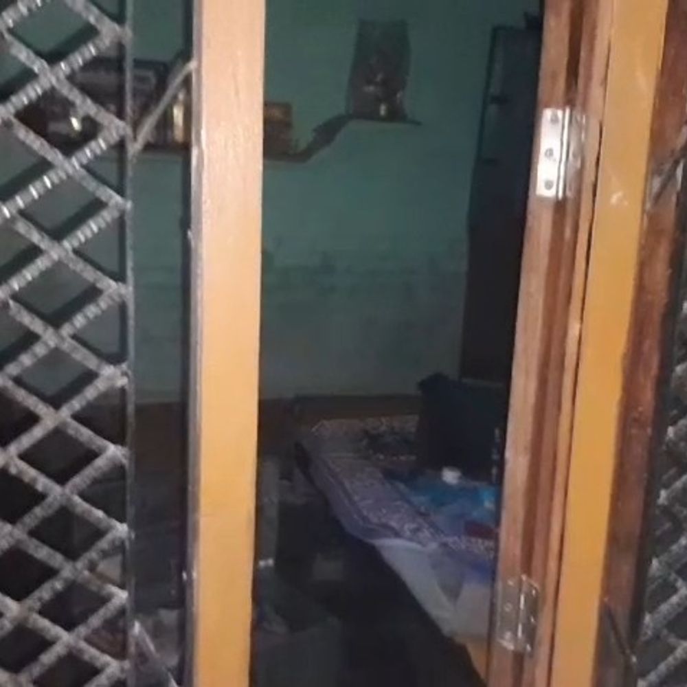 सीतापुर में 12 लाख की चोरी से हड़कम्प:खिड़की की ग्रिल काटकर घर में घुसे चोर, नगदी और जेवरात ले उड़े