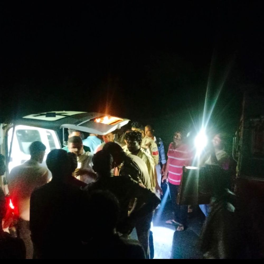 दतिया में ट्रैक्टर-ट्रॉली पलटी, 1 की मौत:22 में से 10 गंभीर, त्रयोदशी कार्यक्रम से लौट रहे थे ग्रामीण; बेकाबू होकर डिवाइडर से टकराई गाड़ी