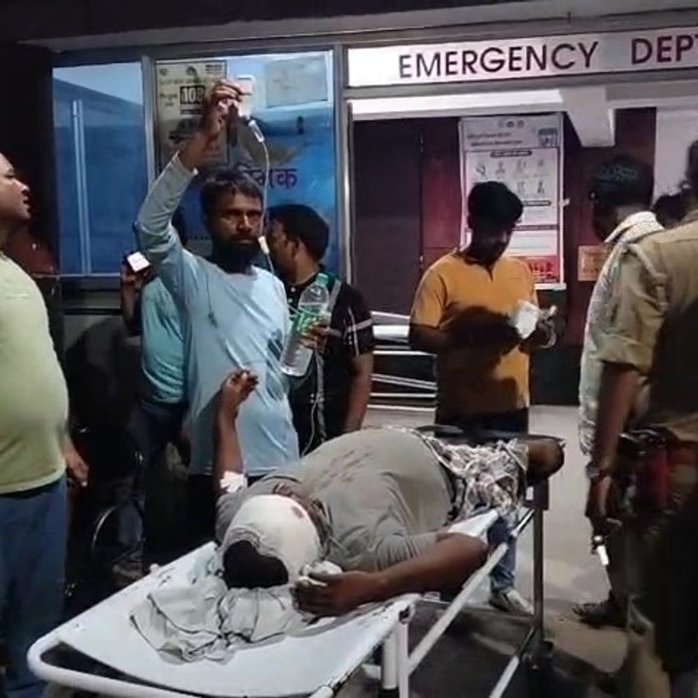 महोबा में आटा चक्की संचालक को बदमाश ने मारी गोली:नकदी लूटकर फरार, झांसी मेडिकल कॉलेज रेफर