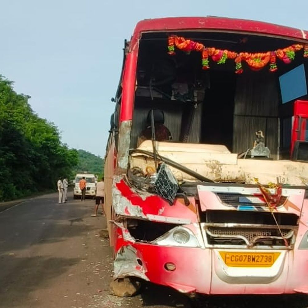 शहडोल में ब्रेक फेल हुई बस को ट्रक ने रोका:50 कांवड़ियों की जान बची, रायपुर से मैहर जा रही थी यात्री बस