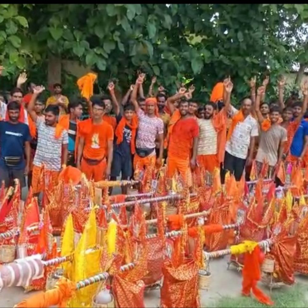 75 कांवड़ियों का जत्था बरेली पहुंचा:अलखनाथ मंदिर में करेंगे शिव का जलाभिषेक