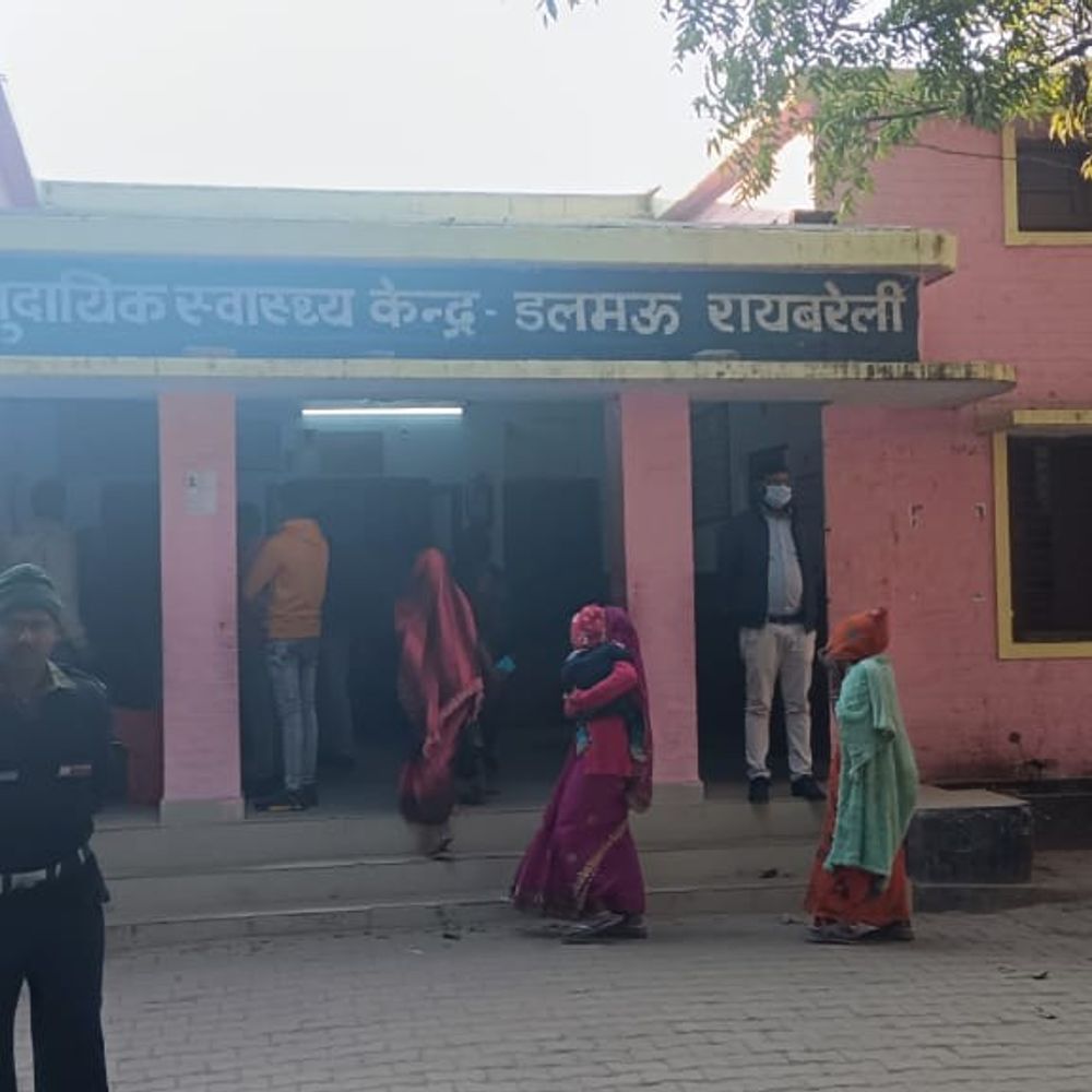 रायबरेली में व्यक्ति की मौत:बाग में पेड़ से लटकता मिला शव, पत्नी और दो बच्चों का रो-रोकर बुरा हाल