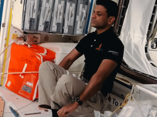 शुभांशु के पिता बोले- बेटा 17 अगस्त को भारत आएगा:गले लगाना है; मां बोलीं- वह कमजोर दिख रहा है, घर पर जो कहेगा, बनाकर खिलाऊंगी