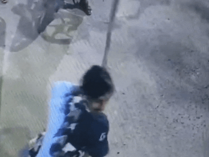 राजगढ़ के सिविल अस्पताल में गार्ड से मारपीट का वीडियो:दो युवकों ने पीछे से पकड़कर घूंसे मारे, फिर उसी के डंडे से पीटा; FIR दर्ज