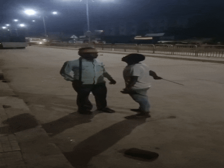 रीवा में नशे में चाकू लेकर सड़क पर घूमा युवक:चलते ट्रक में पत्थर मारकर कांच तोड़ा, ड्राइवर को धमकाया; आरोपी फरार