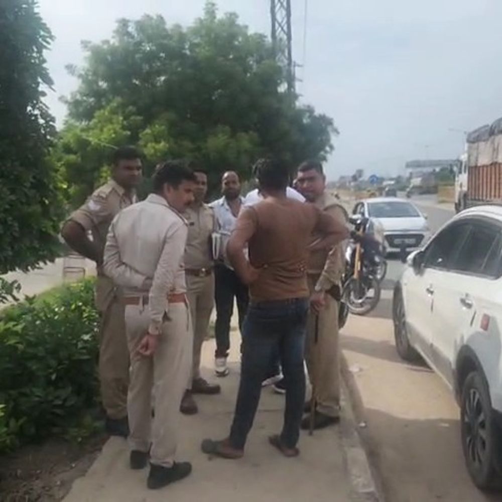 मथुरा में सड़क हादसा:आगरा- दिल्ली हाईवे पर कार ने महिला को मारी टक्कर, मौके पर मौत